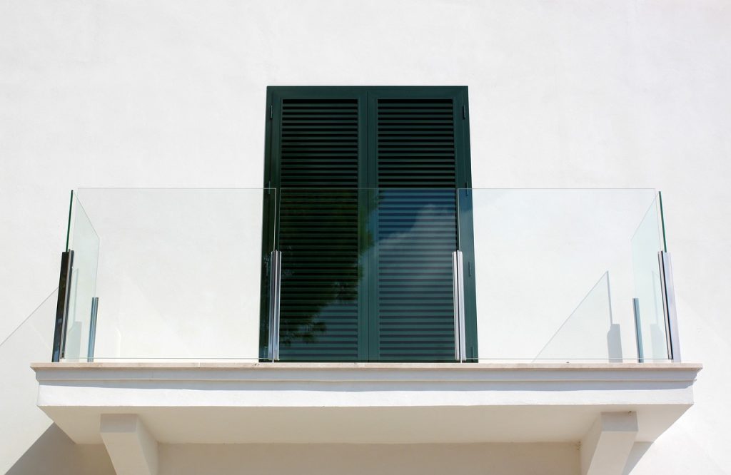 Balkon an weißer Fassade